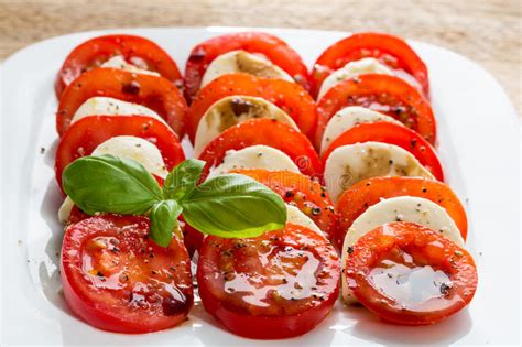 Mussarela Do Tomate Da Salada De Caprese Manjericão Foto de Stock