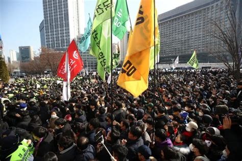 이태원참사 유족 서울광장 분향소 기습 설치경찰과 충돌 네이트 뉴스