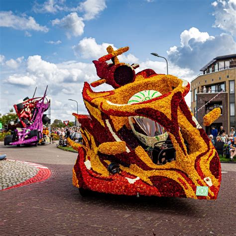 Corso Vollenhove Op Augustus Bloemencorso Foodtrucks En Muziek