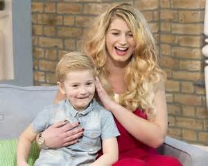 Woman Becomes A Porn Star So That She Can Finally Spoil Her Son For Christmas Pics