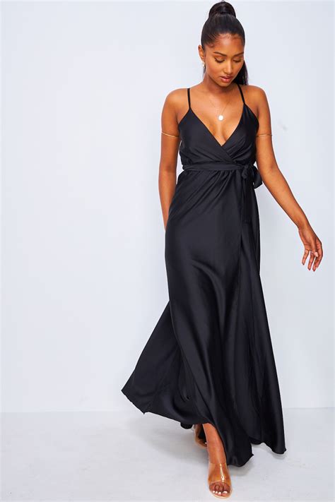 Robe longue noire en satin à fines bretelles ceinturée Brentiny Paris