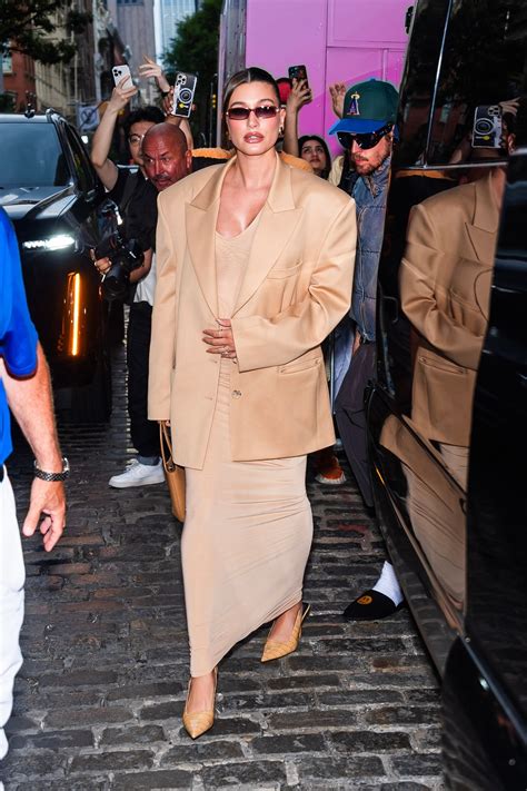 Hailey Bieber presume su embarazo con el vestido nude más elegante del