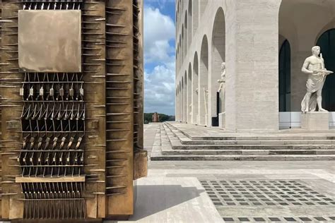 Arnaldo Pomodoro E Fendi Archeologia E Futurologia E Se Crollasse