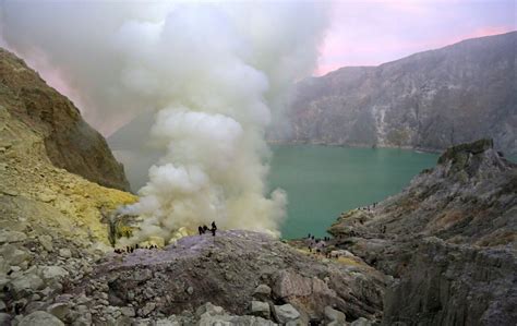 Pesona Api Biru Kawah Ijen Kembali Dibuka Pengunjung Dibatasi