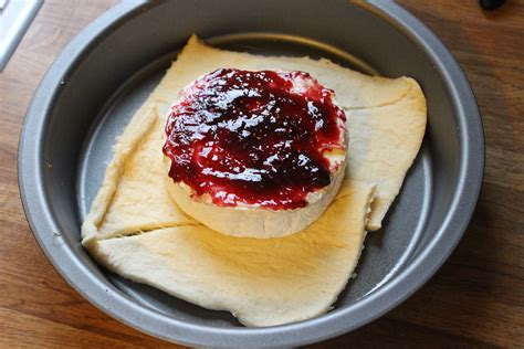 How To Make Puff Pastry Wrapped Baked Brie