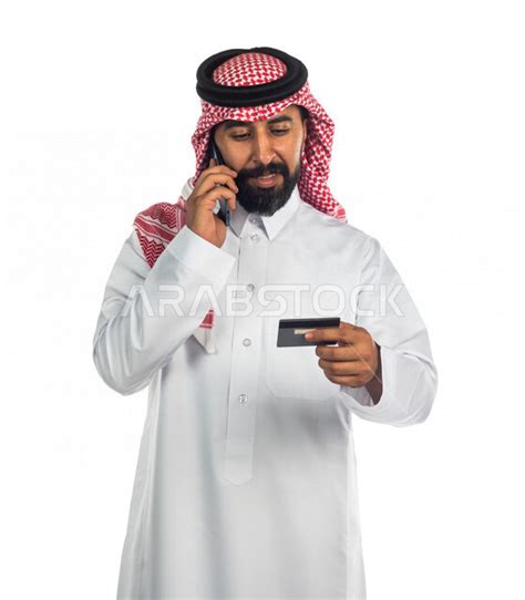 بورتريه لرجل عربي سعودي خليجي يستخدم بطاقة الإئتمان البنكيه في التسوق