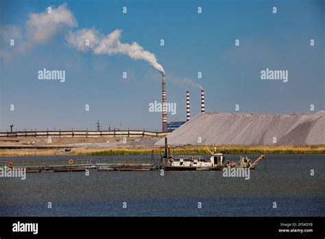 Gegenlicht Mit Blauem Himmel Und Kraftwerk Rauch Fotos Und