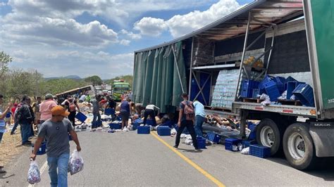 Fuerte Colisi N Entre Autob S Y Cami N Cervecero Dej Personas