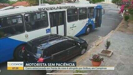 C Mera De Seguran A Flagra Nibus Atingindo Carro Estacionado Em Bairro