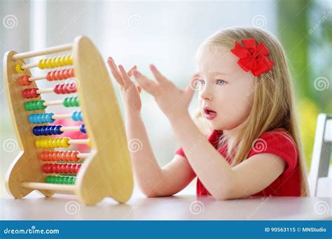 Petite Fille Mignonne Jouant Avec L abaque à La Maison Enfant Futé