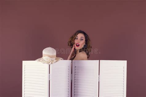 Jeune Femme Se Déshabillant Derrière Un écran Photo Stock Image Du