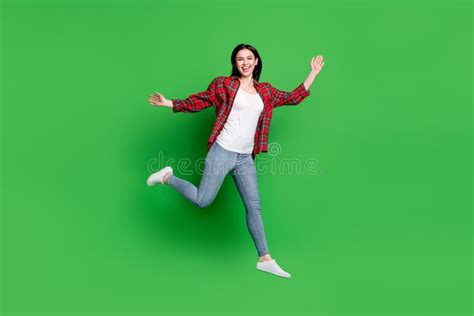 Foto De Perfil De Cuerpo Completo De Brunette Sorprendida Jovencita Salta Usa Jeans De Camisa