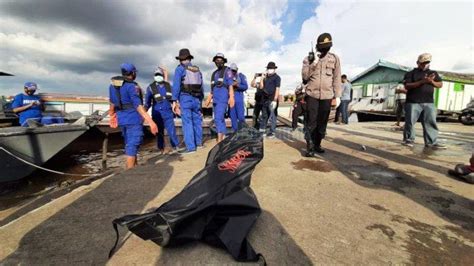 FOTO Petugas Evakuasi Mayat Yang Ditemukan Mengapung Di Sungai Kapuas