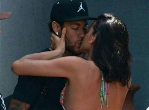 Mundo Positivo Despedida de Bruna e Neymar tem lágrimas e beijos