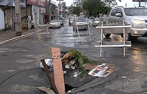 G1 Chuva abre buraco na Avenida Jamel Cecílio a Rua 12 em