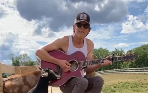 Watch Kevin Bacon Perform Beyoncés Heated To A Couple Of Goats