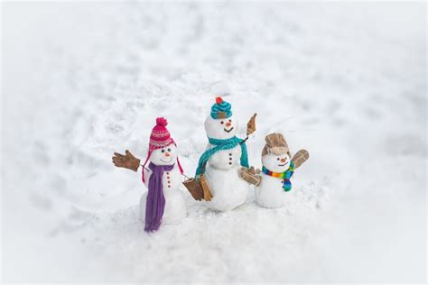 Familia Feliz Del Mu Eco De Nieve Del Invierno La Nieve Mujer De La