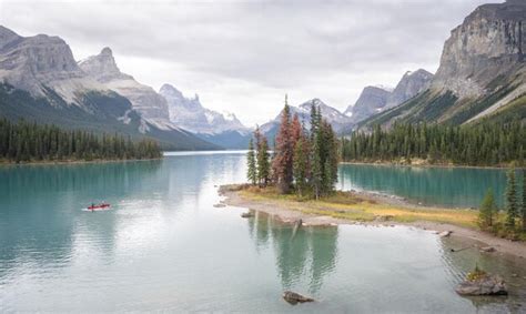 Premium Photo Island Of Trees In The Middle Of Turquoise Alpine Lake