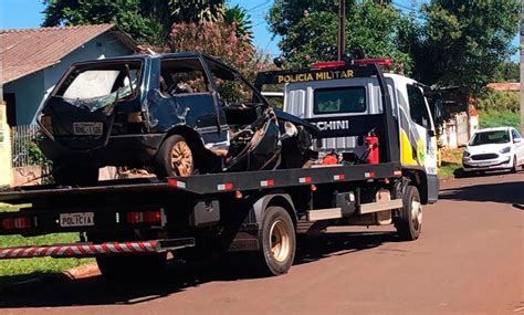 Motorista em alta velocidade atropela pedestre em calçada e foge