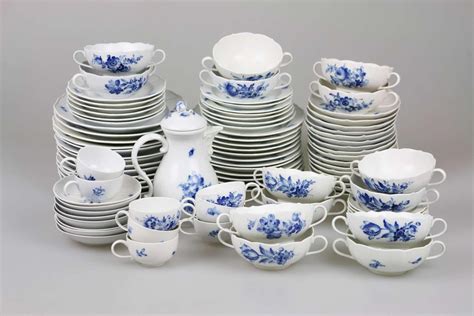 At Auction Meissen großes Rest Speise und Kaffeeservice blaue