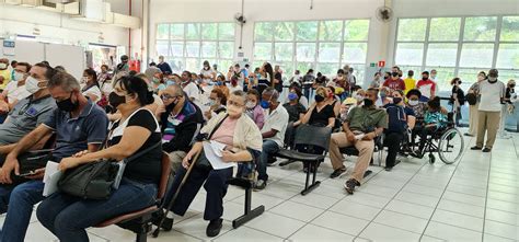 Pessoas Se Aglomeram Em Fila Para Pegar Rem Dio De Alto Custo No