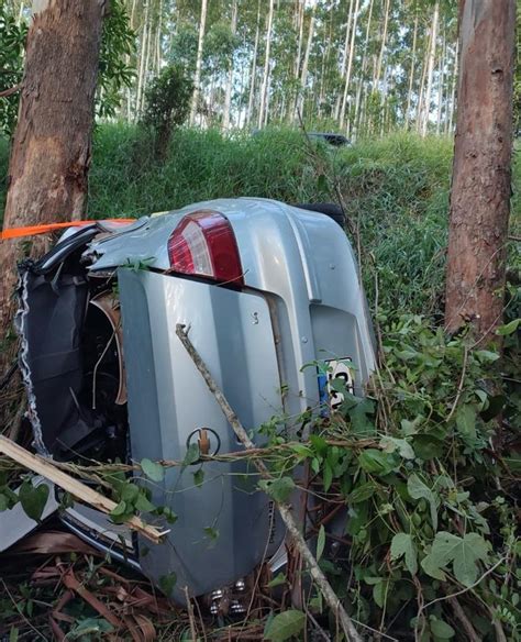 Ve Culo Capota Em Ribanceira Bate Em Rvore E Deixa Uma V Tima Fatal