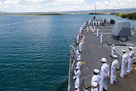 Matrosen dem Lenkwaffenzerstörer USS Sterett DDG 104 der Arleigh