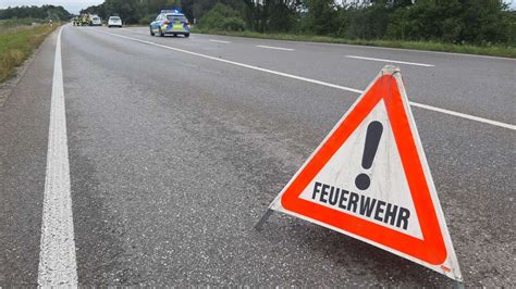 A Lkw Schert Aus Autofahrer Schwebt Nun In Lebensgefahr