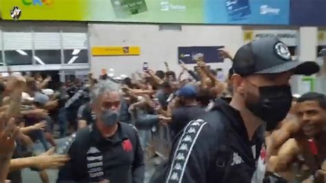 Torcida Do Vasco Lota Aeroporto E Faz Festa Para Elenco Em Chegada A