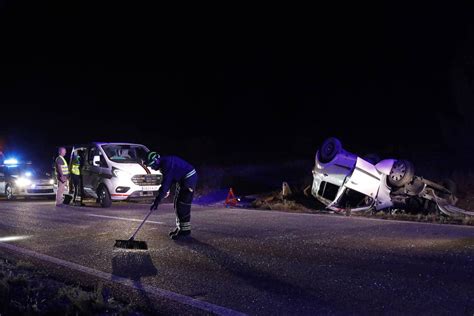 Fotos Dos Heridos En El Vuelco De Un Coche Entre Cogeces Del Monte Y