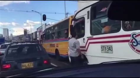 Pelea Entre Conductores De Bus En Medellín Por Recoger Un Pasajero Youtube