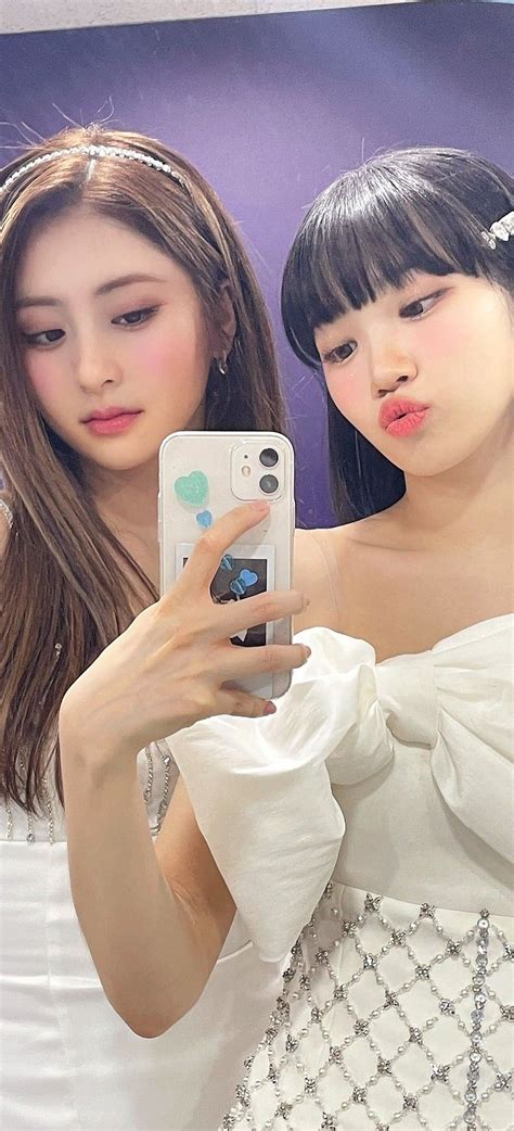 Le Sserafim Yunjin Chaewon Phone Wallpapers Unedited Rosé Jisoo Kpop Wallpaper Ear Cuff Pearl