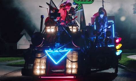 5 Seconds Of Summer Build Their Own Float In Shes Kinda Hot Music Video Watch Now 5