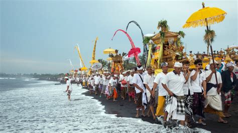 Mengenal Hari Raya Nyepi Tradisi Berdiam Diri Umat Hindu Kumparan