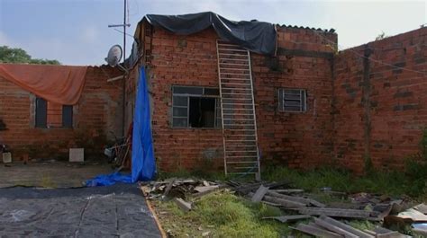 Chuva forte causa destelhamento de casas e queda de árvores em bairros