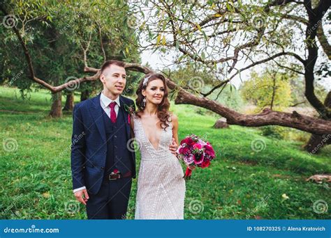 Novia Y Novio Felices En Su Boda Imagen De Archivo Imagen De Hembra