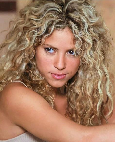 Pin by Alfredo Eduardo Castillejo Sil on ASI ES SÓLO SHAKIRA Blonde curly hair Shakira hair