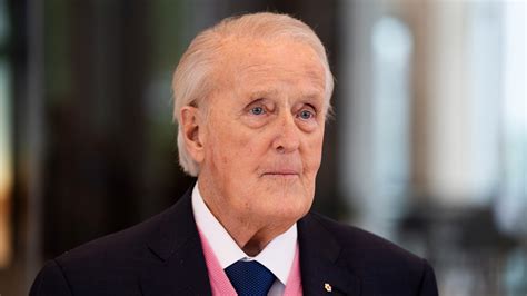 Legs De Brian Mulroney Il A Men Des Combats Avant Gardistes