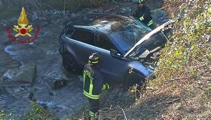 Auto Finisce In Una Scarpata