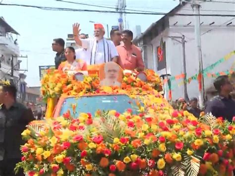 Pm Modi Holds Roadshow In Keralas Palakkad Ahead Of Lok Sabha