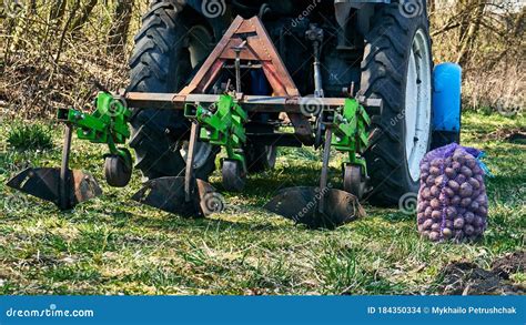 Trator Arado Para Plantio De Batatas No Campo Foto De Stock