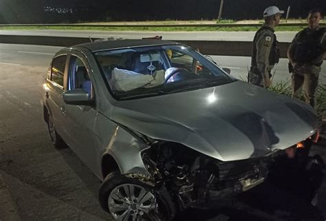 Após beber três latas de cerveja motorista bate em mureta e carro roda