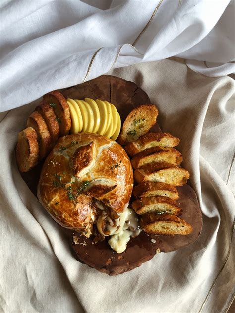 Brie Envuelto En Hojaldre Con Cebolla Caramelizada Y Bals Mico Mandoka