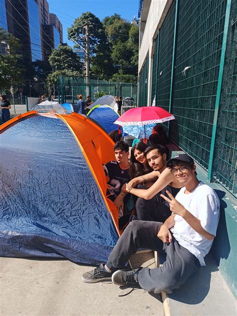 Fãs de Taylor Swift acampam em fila no Rio para pré venda do show