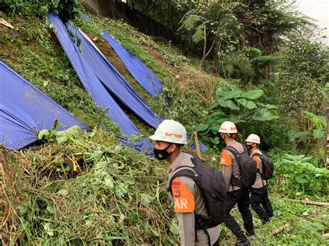 Tim Sar Sat Brimob Polda Jabar Lakukan Pengecekan Tebing Rawan Longsor