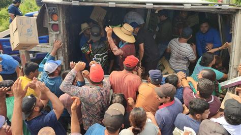 Vuelca Tr Iler Cargado De Galletas En La Mazatl N Culiac N