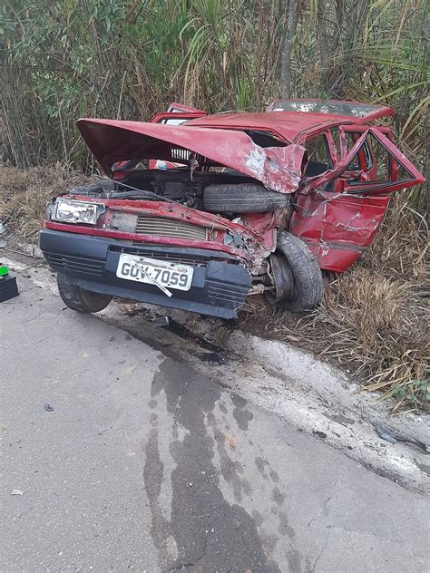 Batida Frontal Entre Carro E Carreta Deixa Dois Feridos Na Br Em