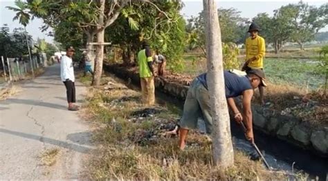 Warga Dan Aparat Desa Sindangkarya Gotong Royong Bersihkan Saluran Air