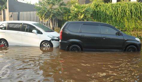 Akibat Tanggul Jebol Perumahan Pantai Mutiara Terendam Banjir Foto