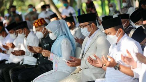 Foto Untaian Doa Di Kuburan Massal Tsunami Aceh Yang Tak Bernisan